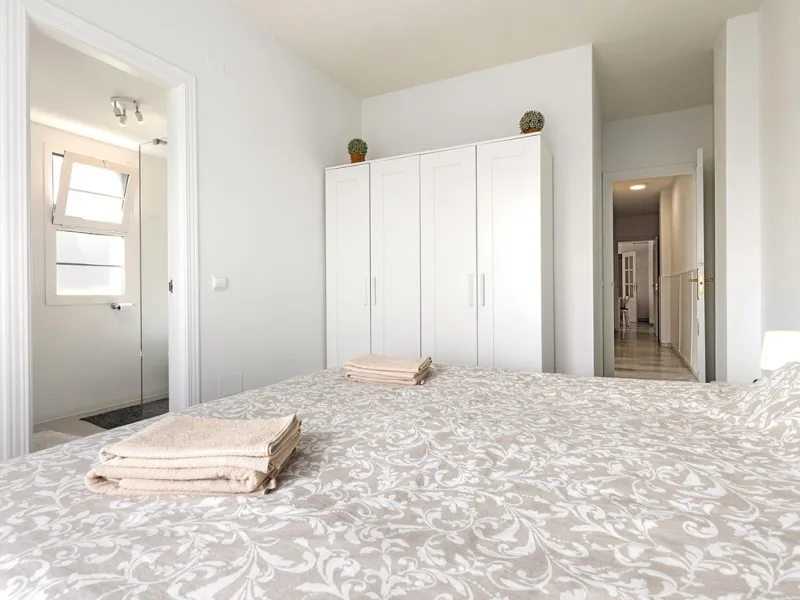 This recently refurbished and fully furnished apartment in La Carihuela, Torremolinos, boasts an unbeatable location just 300 metres from the beach and within easy walking distance of a wide range of restaurants, bars, shops, and supermarkets.