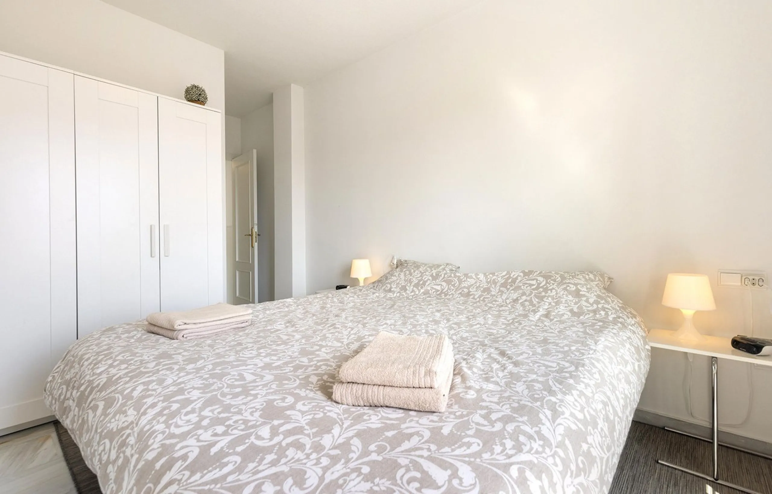 This recently refurbished and fully furnished apartment in La Carihuela, Torremolinos, boasts an unbeatable location just 300 metres from the beach and within easy walking distance of a wide range of restaurants, bars, shops, and supermarkets.