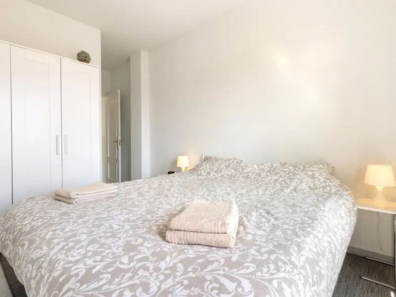 This recently refurbished and fully furnished apartment in La Carihuela, Torremolinos, boasts an unbeatable location just 300 metres from the beach and within easy walking distance of a wide range of restaurants, bars, shops, and supermarkets.