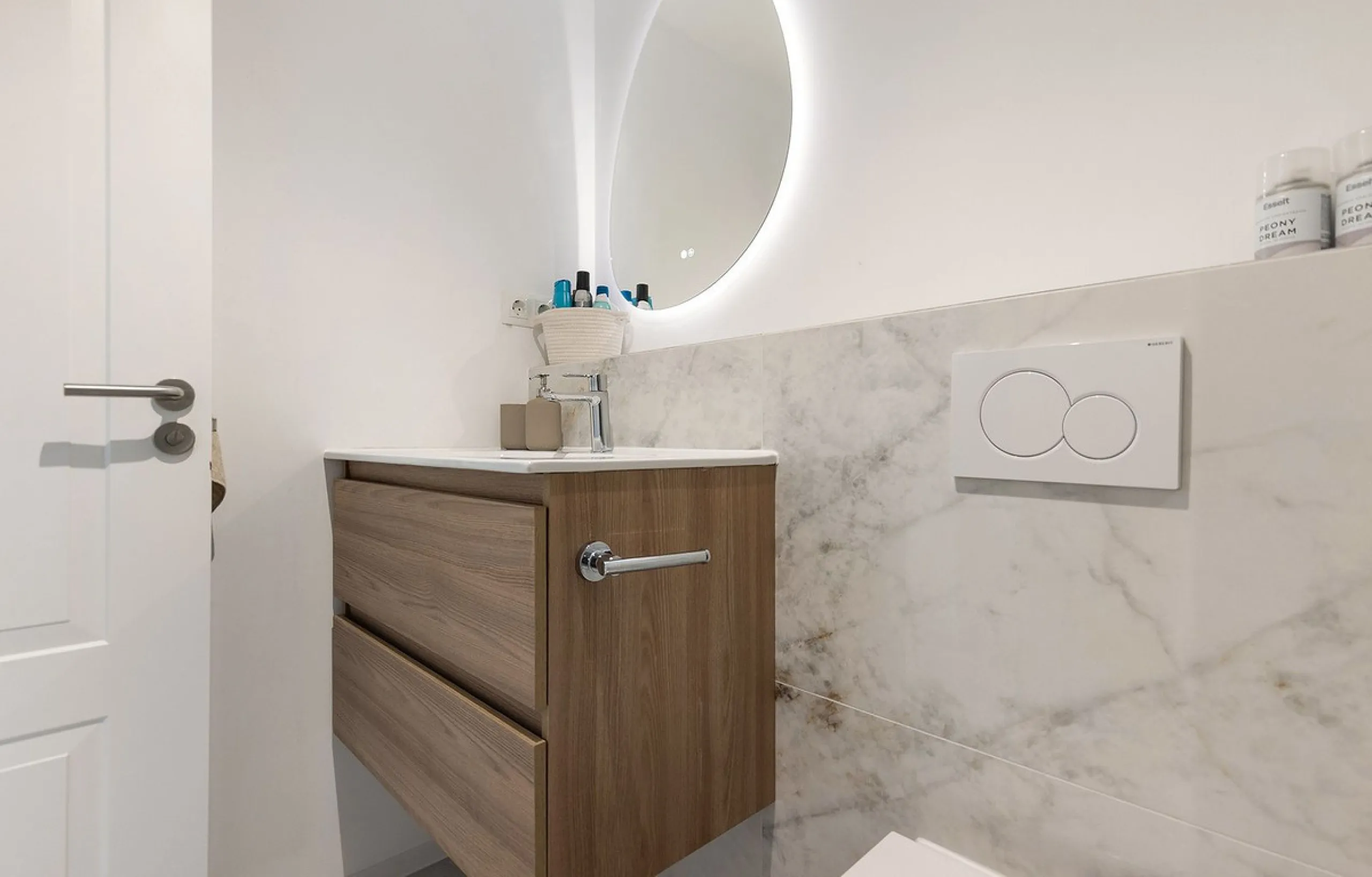 This recently refurbished and fully furnished apartment in La Carihuela, Torremolinos, boasts an unbeatable location just 300 metres from the beach and within easy walking distance of a wide range of restaurants, bars, shops, and supermarkets.