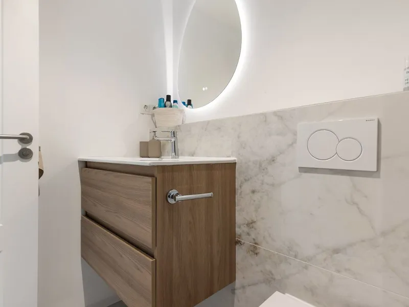 This recently refurbished and fully furnished apartment in La Carihuela, Torremolinos, boasts an unbeatable location just 300 metres from the beach and within easy walking distance of a wide range of restaurants, bars, shops, and supermarkets.