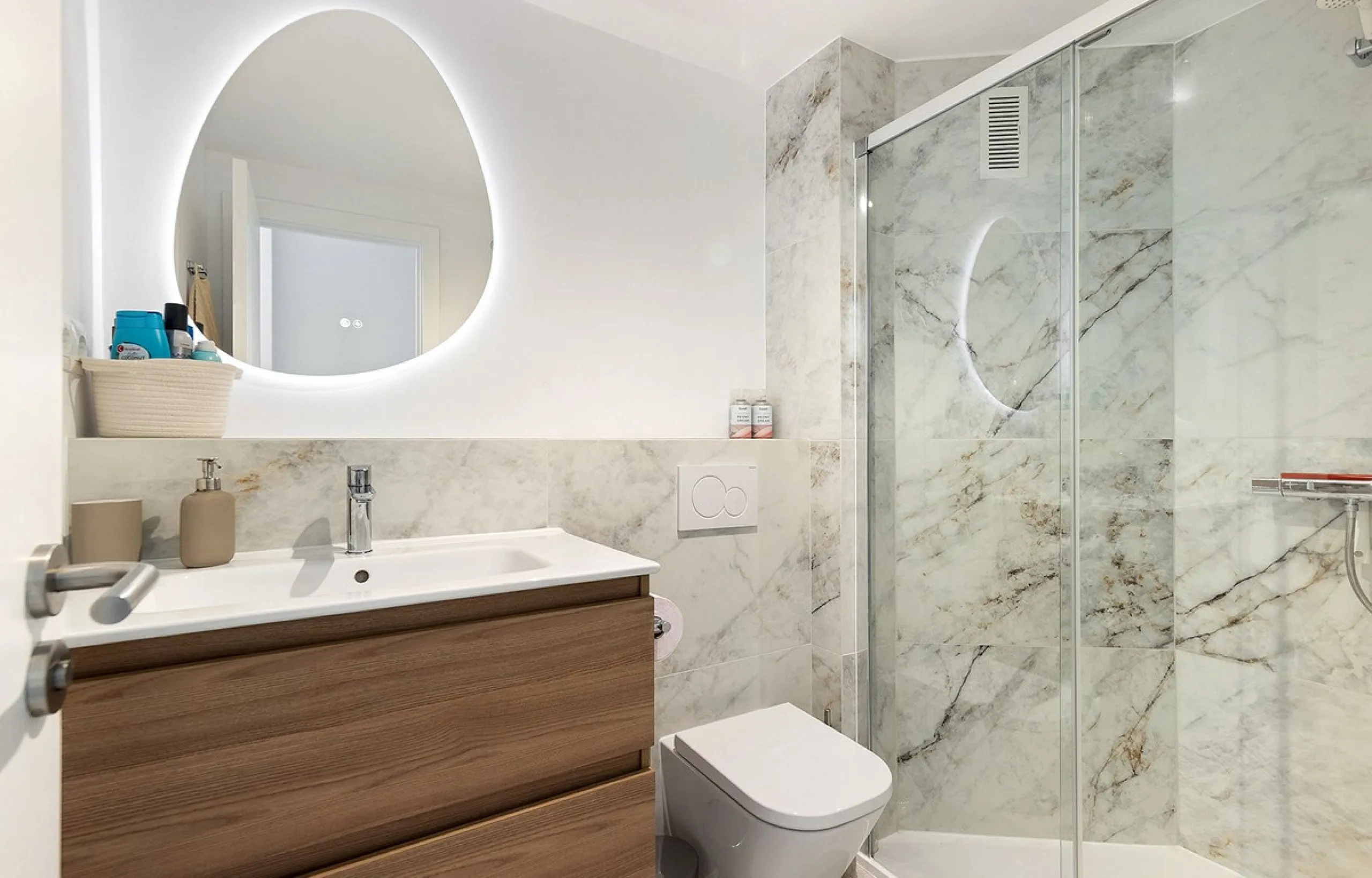 This recently refurbished and fully furnished apartment in La Carihuela, Torremolinos, boasts an unbeatable location just 300 metres from the beach and within easy walking distance of a wide range of restaurants, bars, shops, and supermarkets.