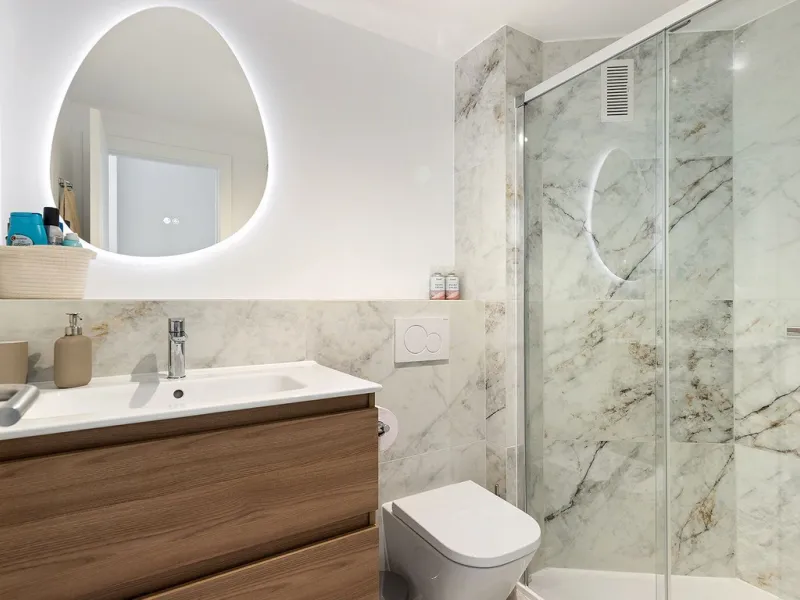 This recently refurbished and fully furnished apartment in La Carihuela, Torremolinos, boasts an unbeatable location just 300 metres from the beach and within easy walking distance of a wide range of restaurants, bars, shops, and supermarkets.