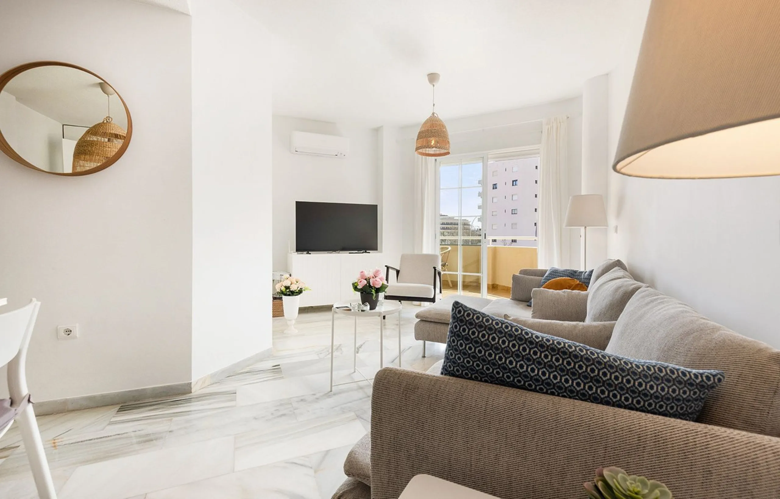 This recently refurbished and fully furnished apartment in La Carihuela, Torremolinos, boasts an unbeatable location just 300 metres from the beach and within easy walking distance of a wide range of restaurants, bars, shops, and supermarkets.