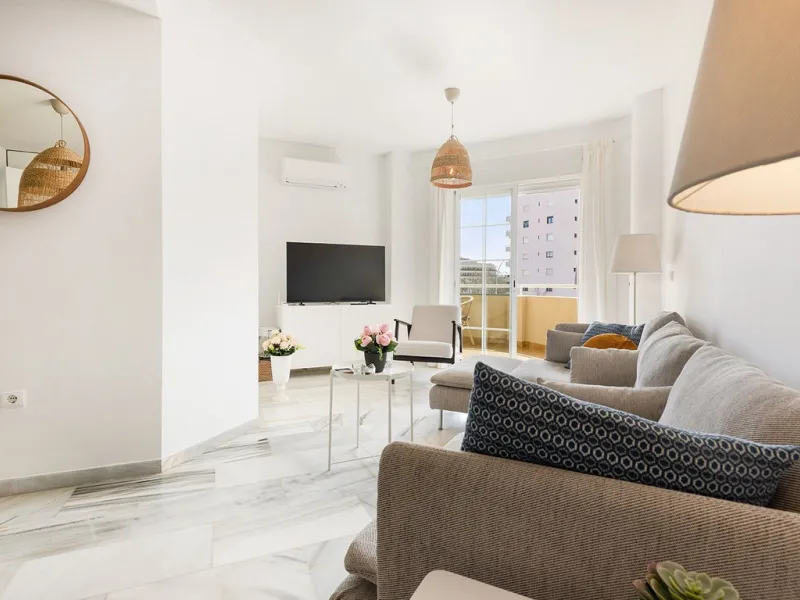 This recently refurbished and fully furnished apartment in La Carihuela, Torremolinos, boasts an unbeatable location just 300 metres from the beach and within easy walking distance of a wide range of restaurants, bars, shops, and supermarkets.