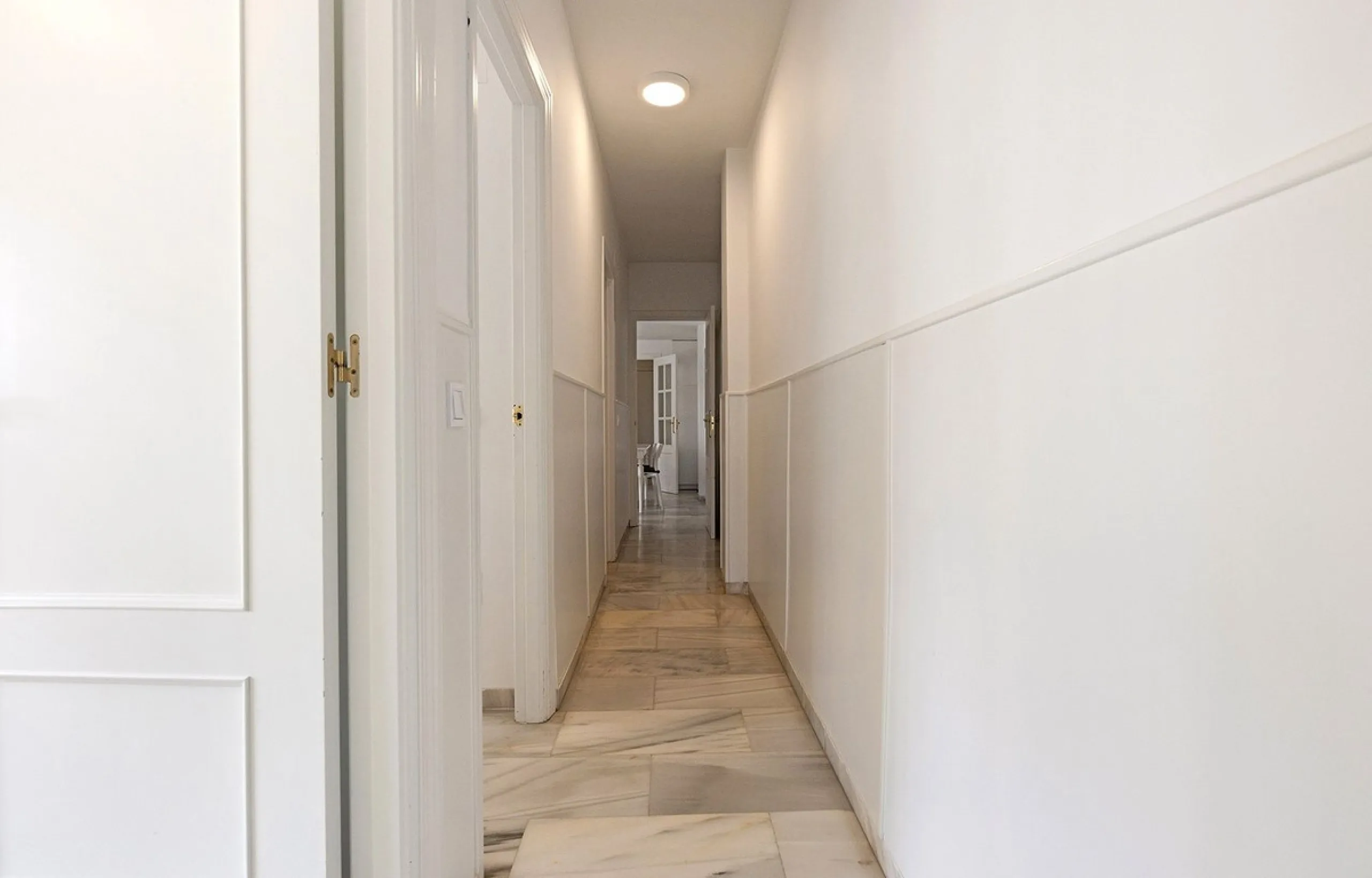 This recently refurbished and fully furnished apartment in La Carihuela, Torremolinos, boasts an unbeatable location just 300 metres from the beach and within easy walking distance of a wide range of restaurants, bars, shops, and supermarkets.
