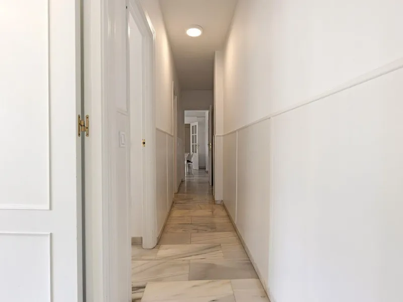 This recently refurbished and fully furnished apartment in La Carihuela, Torremolinos, boasts an unbeatable location just 300 metres from the beach and within easy walking distance of a wide range of restaurants, bars, shops, and supermarkets.