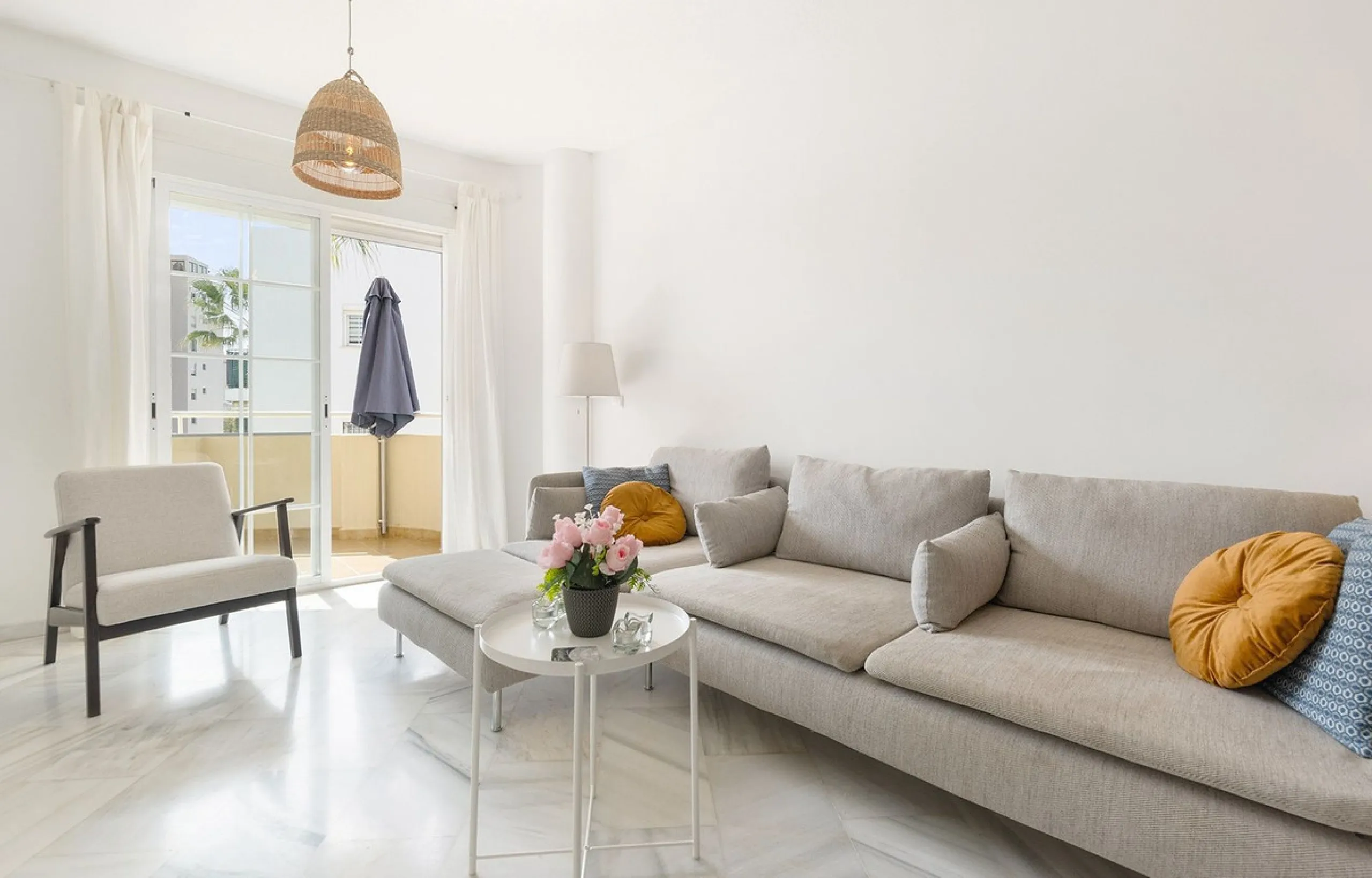 This recently refurbished and fully furnished apartment in La Carihuela, Torremolinos, boasts an unbeatable location just 300 metres from the beach and within easy walking distance of a wide range of restaurants, bars, shops, and supermarkets.