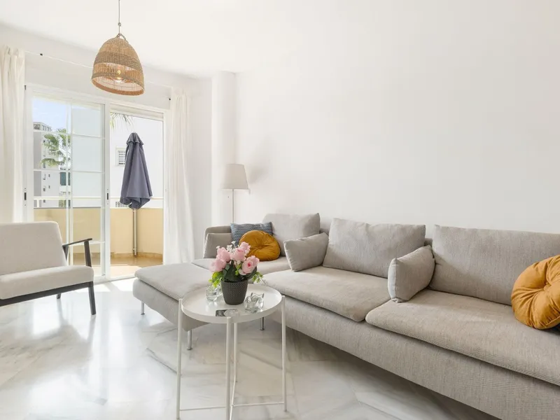 This recently refurbished and fully furnished apartment in La Carihuela, Torremolinos, boasts an unbeatable location just 300 metres from the beach and within easy walking distance of a wide range of restaurants, bars, shops, and supermarkets.