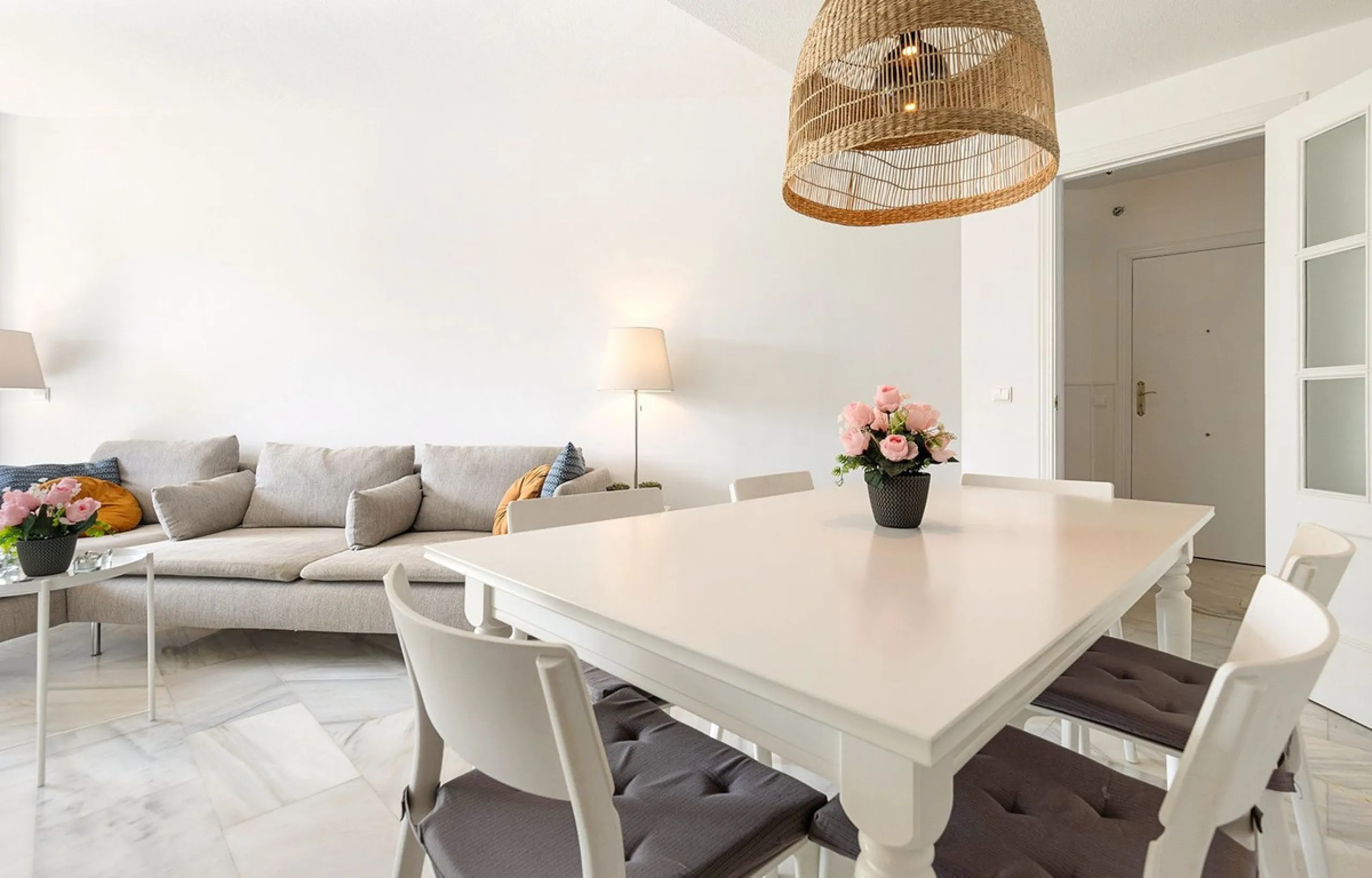 This recently refurbished and fully furnished apartment in La Carihuela, Torremolinos, boasts an unbeatable location just 300 metres from the beach and within easy walking distance of a wide range of restaurants, bars, shops, and supermarkets.
