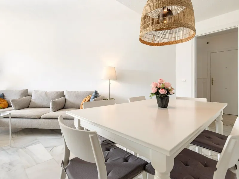 This recently refurbished and fully furnished apartment in La Carihuela, Torremolinos, boasts an unbeatable location just 300 metres from the beach and within easy walking distance of a wide range of restaurants, bars, shops, and supermarkets.