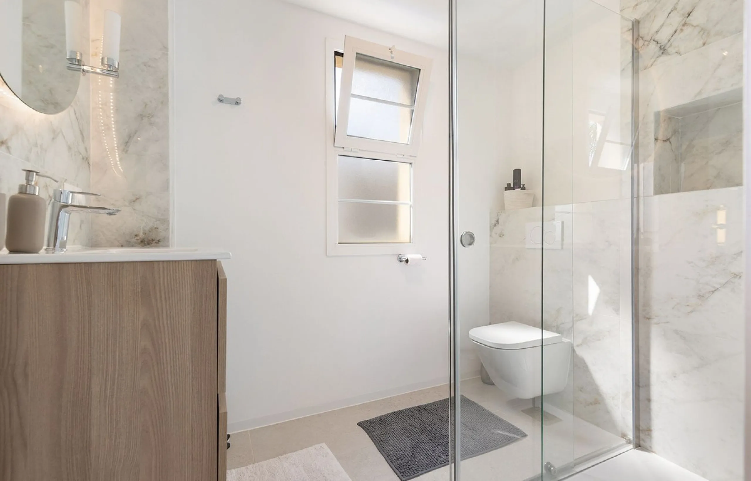 This recently refurbished and fully furnished apartment in La Carihuela, Torremolinos, boasts an unbeatable location just 300 metres from the beach and within easy walking distance of a wide range of restaurants, bars, shops, and supermarkets.