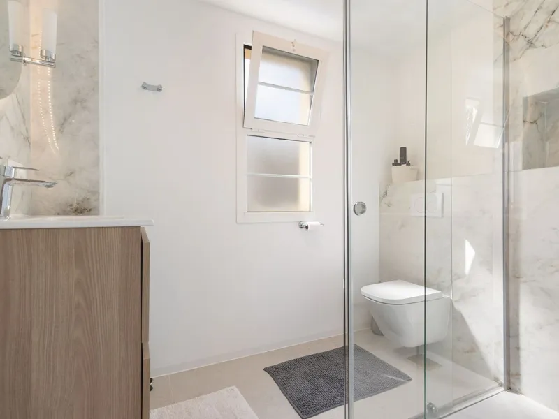 This recently refurbished and fully furnished apartment in La Carihuela, Torremolinos, boasts an unbeatable location just 300 metres from the beach and within easy walking distance of a wide range of restaurants, bars, shops, and supermarkets.