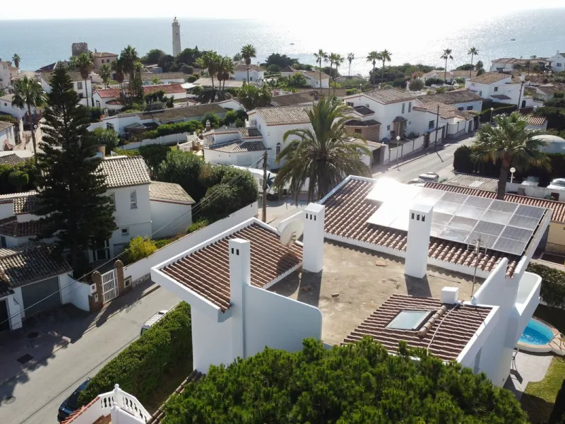 This modern villa has been recently renovated and sits in a fantastic location just 500 metres from the beach,  between La Cala de Mijas and Fuengirola. The home has a bright, contemporary feel throughout, with large windows that open onto the garden and 