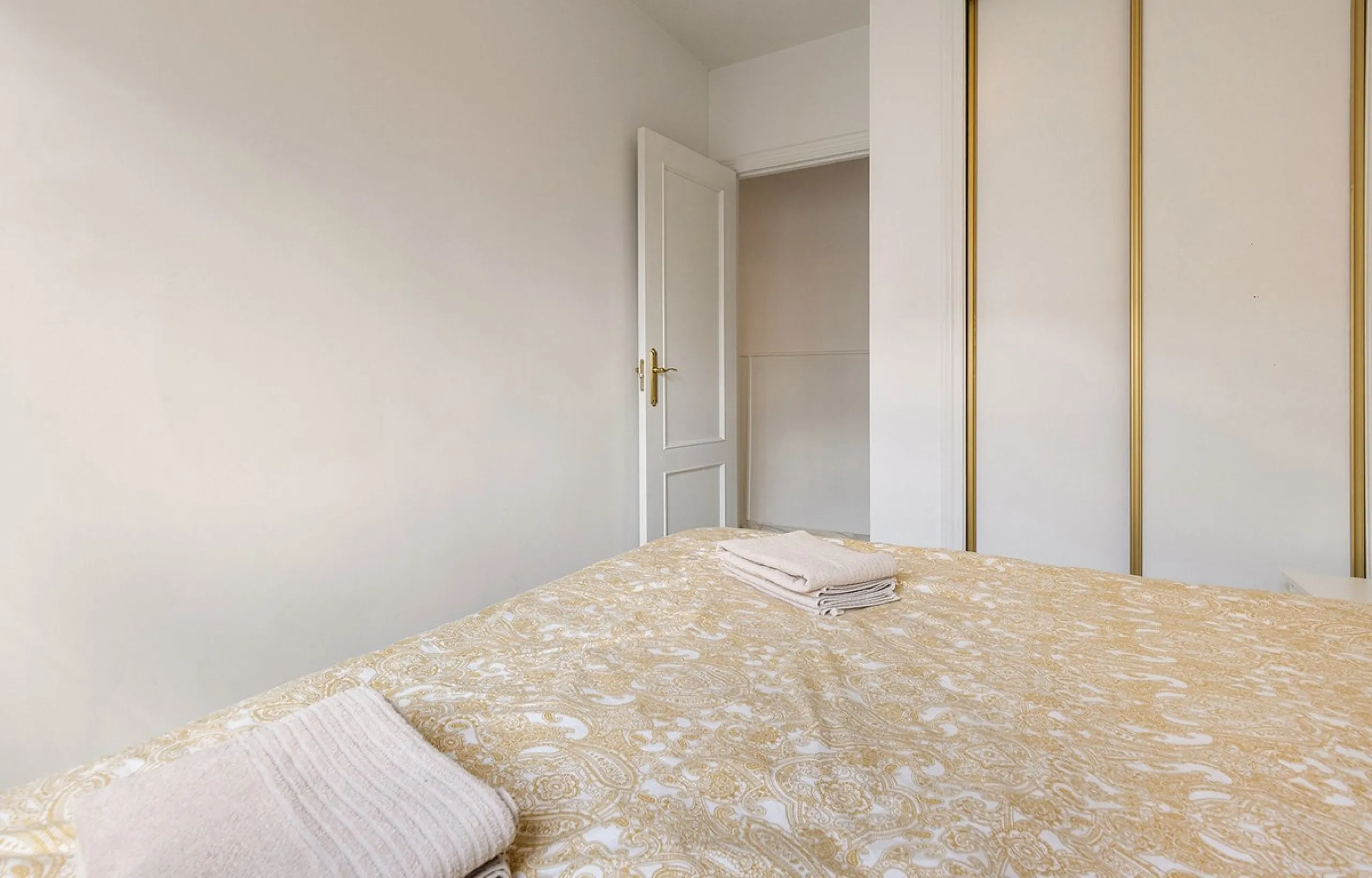 This recently refurbished and fully furnished apartment in La Carihuela, Torremolinos, boasts an unbeatable location just 300 metres from the beach and within easy walking distance of a wide range of restaurants, bars, shops, and supermarkets.
