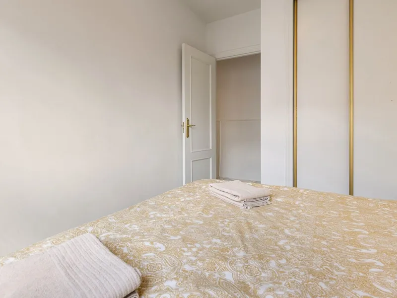 This recently refurbished and fully furnished apartment in La Carihuela, Torremolinos, boasts an unbeatable location just 300 metres from the beach and within easy walking distance of a wide range of restaurants, bars, shops, and supermarkets.
