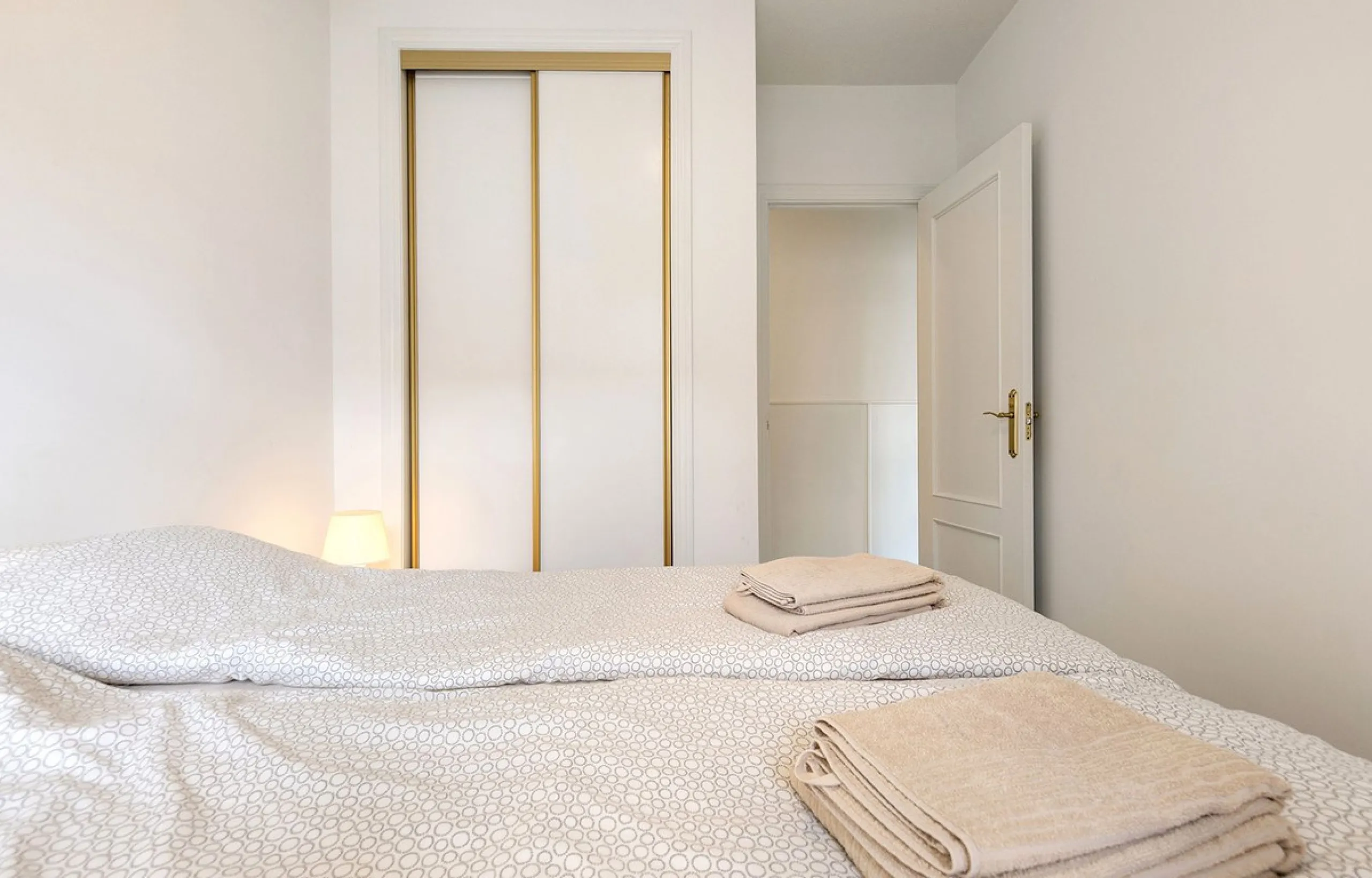 This recently refurbished and fully furnished apartment in La Carihuela, Torremolinos, boasts an unbeatable location just 300 metres from the beach and within easy walking distance of a wide range of restaurants, bars, shops, and supermarkets.