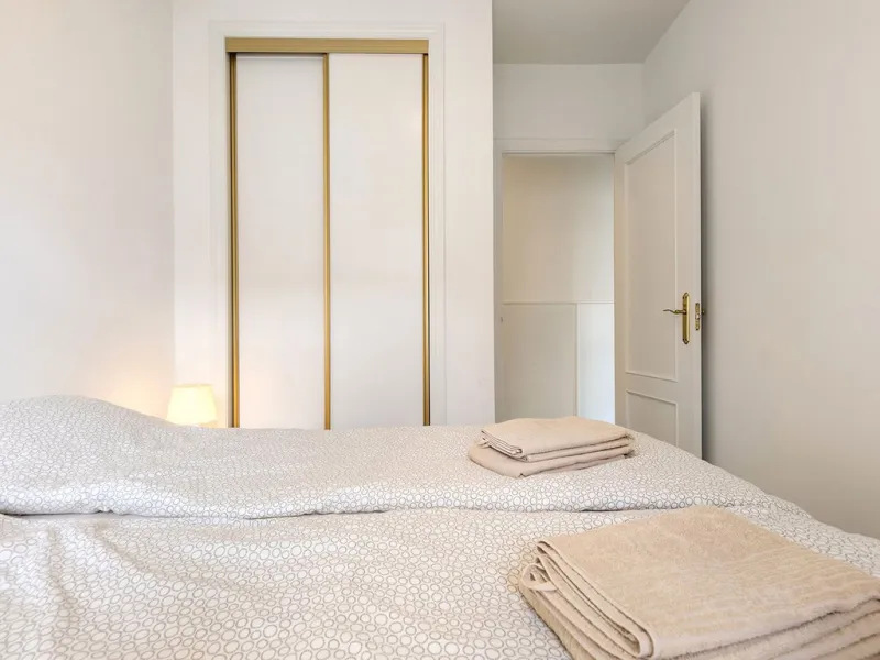 This recently refurbished and fully furnished apartment in La Carihuela, Torremolinos, boasts an unbeatable location just 300 metres from the beach and within easy walking distance of a wide range of restaurants, bars, shops, and supermarkets.