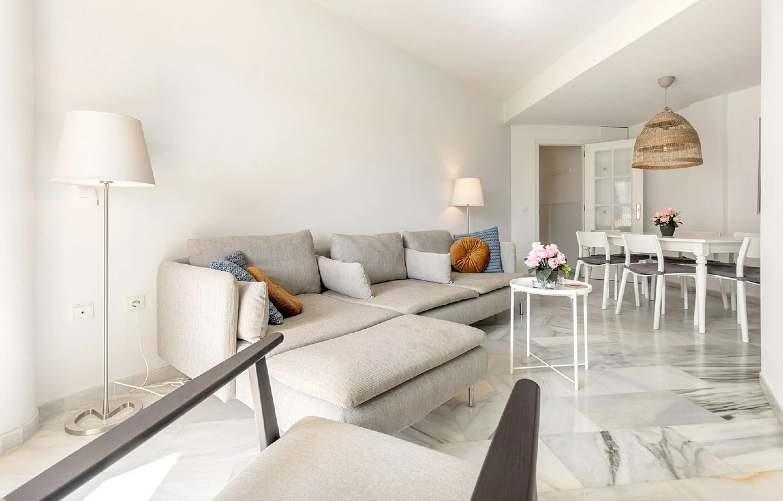 This recently refurbished and fully furnished apartment in La Carihuela, Torremolinos, boasts an unbeatable location just 300 metres from the beach and within easy walking distance of a wide range of restaurants, bars, shops, and supermarkets.