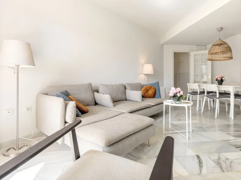 This recently refurbished and fully furnished apartment in La Carihuela, Torremolinos, boasts an unbeatable location just 300 metres from the beach and within easy walking distance of a wide range of restaurants, bars, shops, and supermarkets.