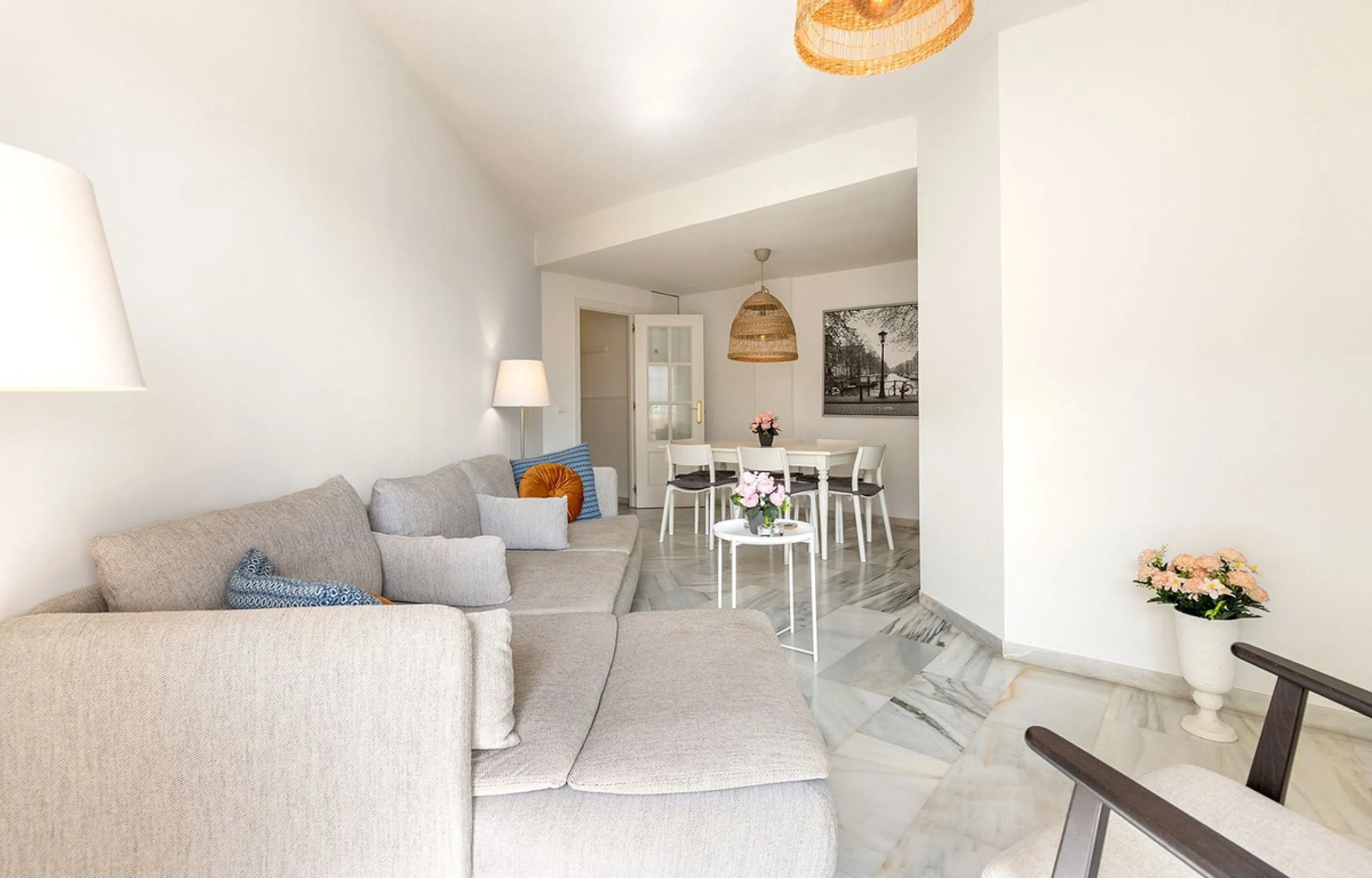 This recently refurbished and fully furnished apartment in La Carihuela, Torremolinos, boasts an unbeatable location just 300 metres from the beach and within easy walking distance of a wide range of restaurants, bars, shops, and supermarkets.