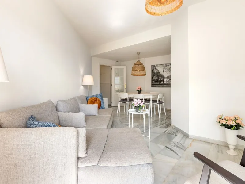 This recently refurbished and fully furnished apartment in La Carihuela, Torremolinos, boasts an unbeatable location just 300 metres from the beach and within easy walking distance of a wide range of restaurants, bars, shops, and supermarkets.