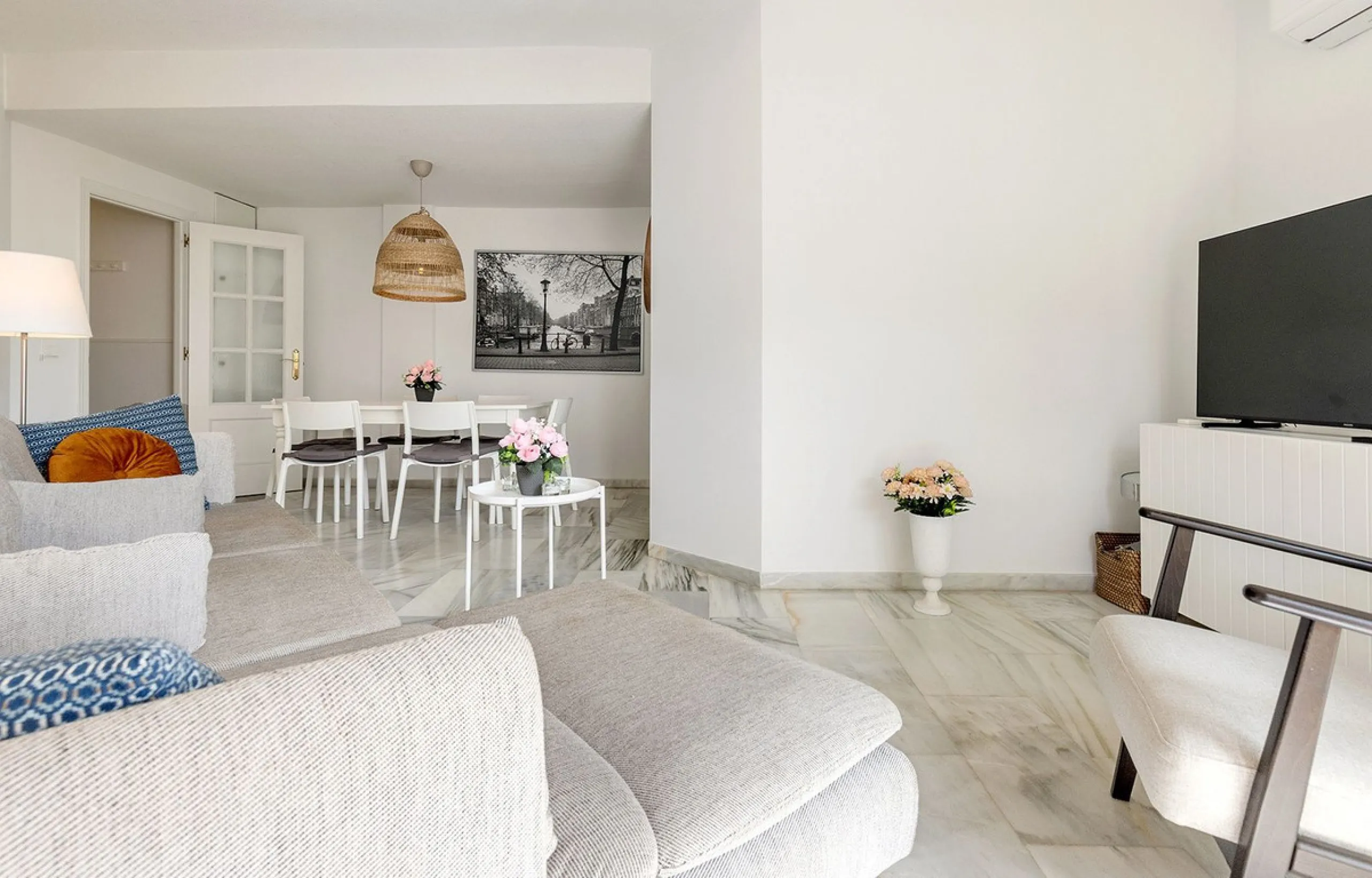 This recently refurbished and fully furnished apartment in La Carihuela, Torremolinos, boasts an unbeatable location just 300 metres from the beach and within easy walking distance of a wide range of restaurants, bars, shops, and supermarkets.