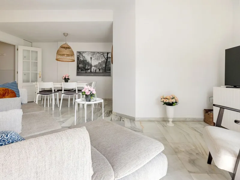 This recently refurbished and fully furnished apartment in La Carihuela, Torremolinos, boasts an unbeatable location just 300 metres from the beach and within easy walking distance of a wide range of restaurants, bars, shops, and supermarkets.
