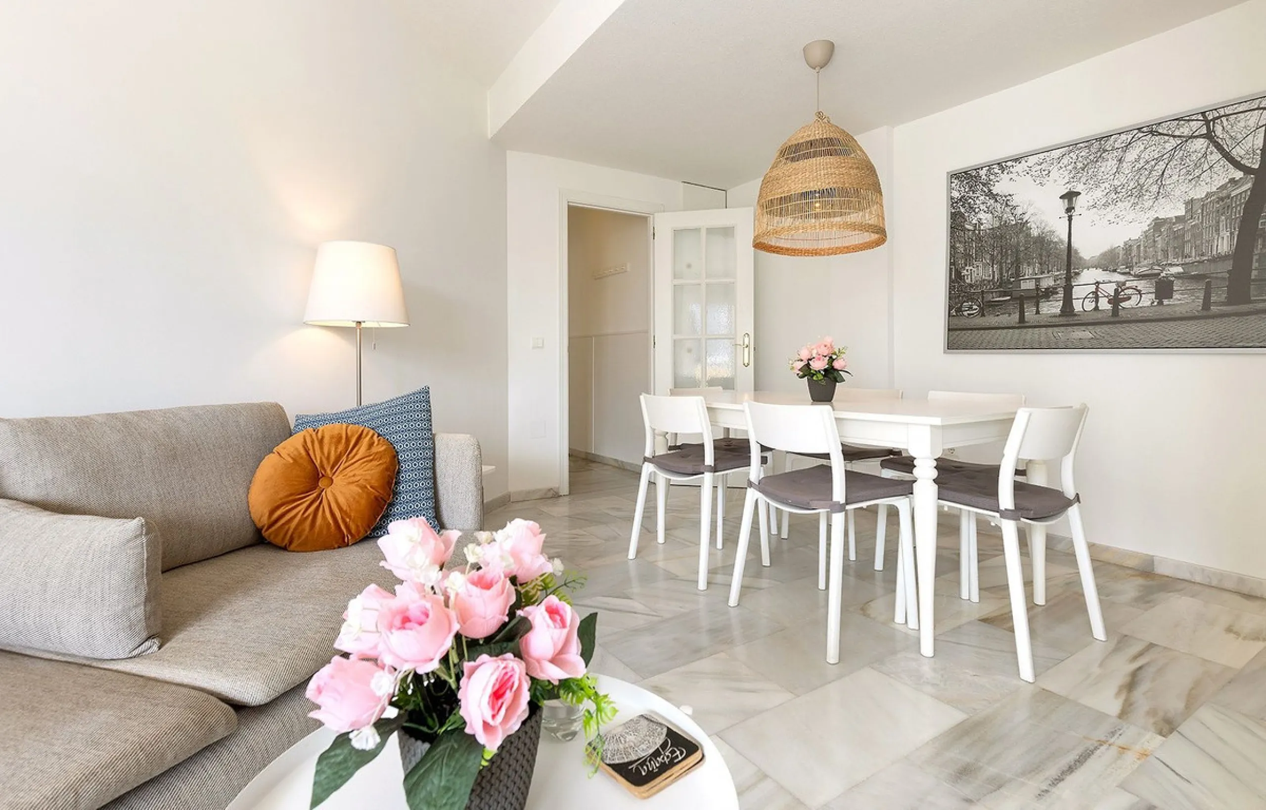 This recently refurbished and fully furnished apartment in La Carihuela, Torremolinos, boasts an unbeatable location just 300 metres from the beach and within easy walking distance of a wide range of restaurants, bars, shops, and supermarkets.