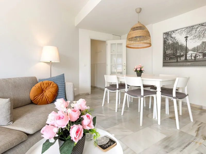 This recently refurbished and fully furnished apartment in La Carihuela, Torremolinos, boasts an unbeatable location just 300 metres from the beach and within easy walking distance of a wide range of restaurants, bars, shops, and supermarkets.