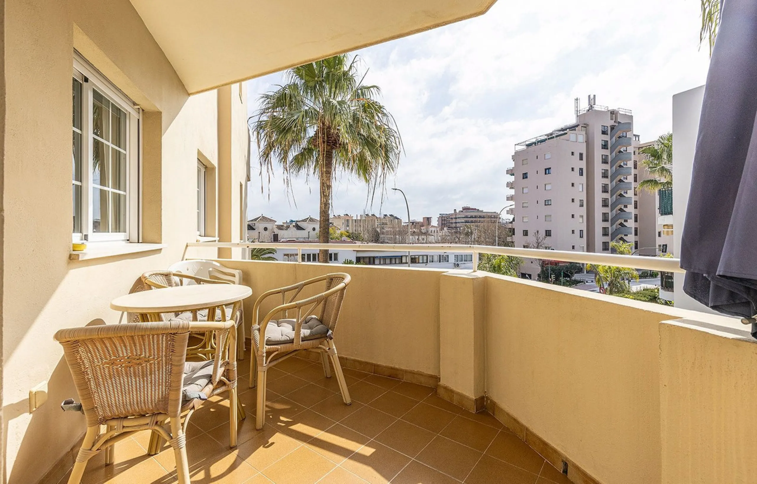 This recently refurbished and fully furnished apartment in La Carihuela, Torremolinos, boasts an unbeatable location just 300 metres from the beach and within easy walking distance of a wide range of restaurants, bars, shops, and supermarkets.
