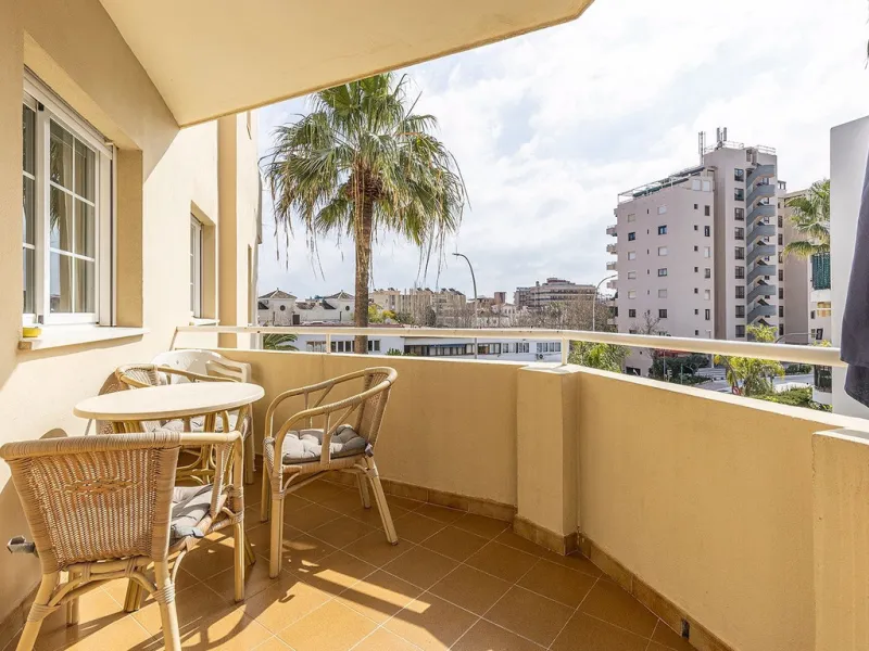This recently refurbished and fully furnished apartment in La Carihuela, Torremolinos, boasts an unbeatable location just 300 metres from the beach and within easy walking distance of a wide range of restaurants, bars, shops, and supermarkets.