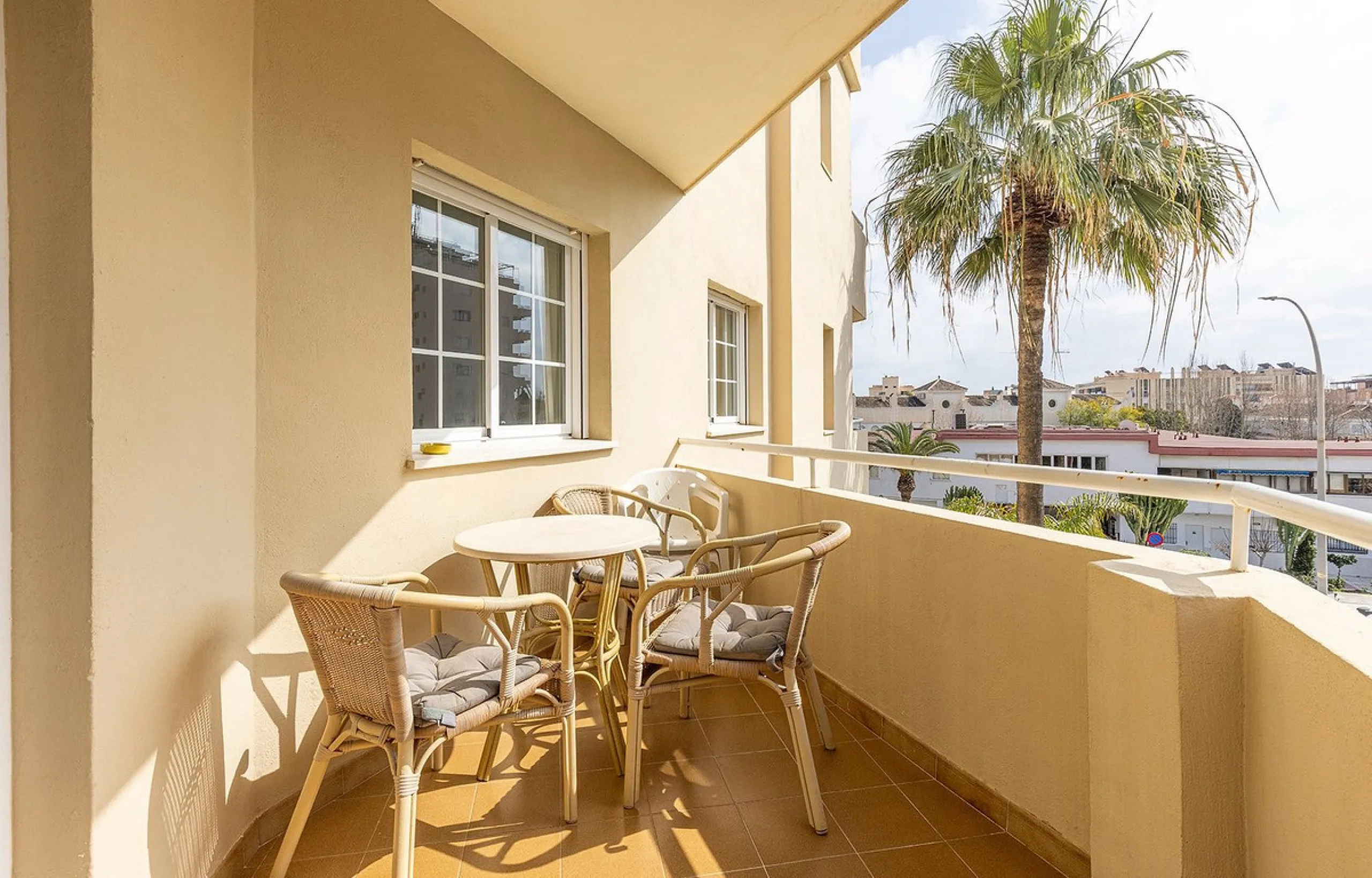 This recently refurbished and fully furnished apartment in La Carihuela, Torremolinos, boasts an unbeatable location just 300 metres from the beach and within easy walking distance of a wide range of restaurants, bars, shops, and supermarkets.