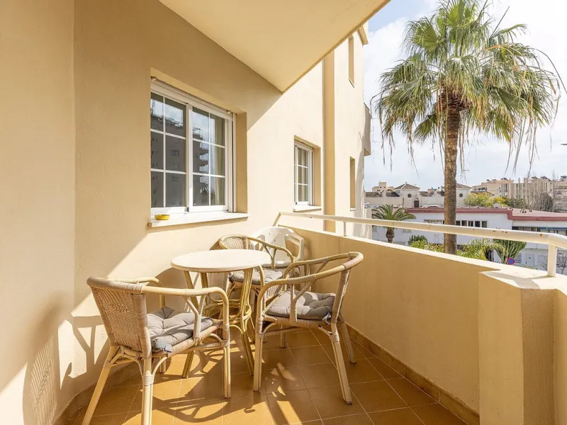 This recently refurbished and fully furnished apartment in La Carihuela, Torremolinos, boasts an unbeatable location just 300 metres from the beach and within easy walking distance of a wide range of restaurants, bars, shops, and supermarkets.