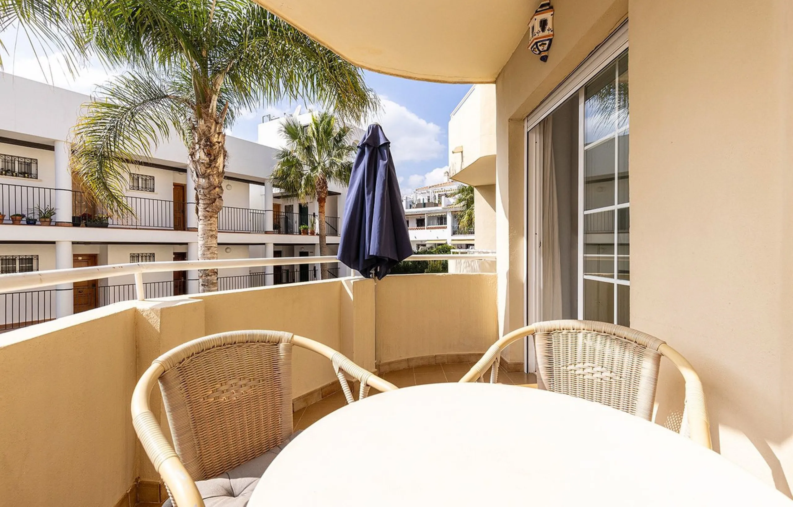 This recently refurbished and fully furnished apartment in La Carihuela, Torremolinos, boasts an unbeatable location just 300 metres from the beach and within easy walking distance of a wide range of restaurants, bars, shops, and supermarkets.