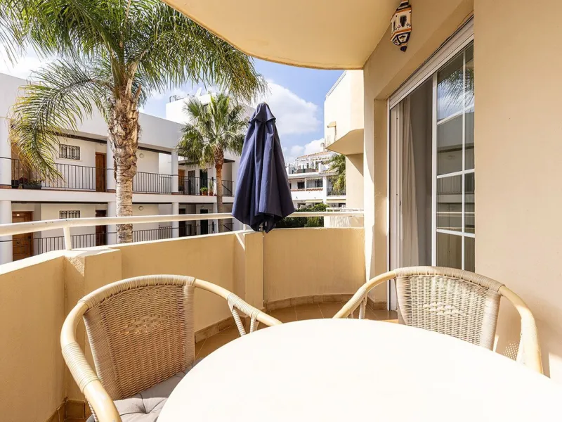 This recently refurbished and fully furnished apartment in La Carihuela, Torremolinos, boasts an unbeatable location just 300 metres from the beach and within easy walking distance of a wide range of restaurants, bars, shops, and supermarkets.