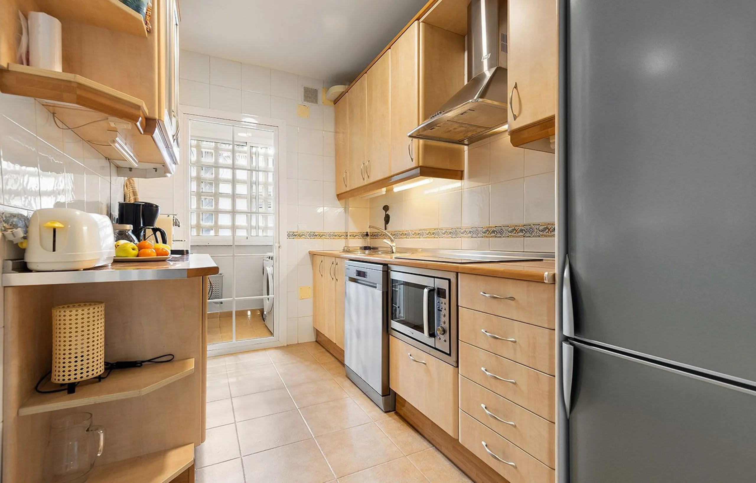 This recently refurbished and fully furnished apartment in La Carihuela, Torremolinos, boasts an unbeatable location just 300 metres from the beach and within easy walking distance of a wide range of restaurants, bars, shops, and supermarkets.