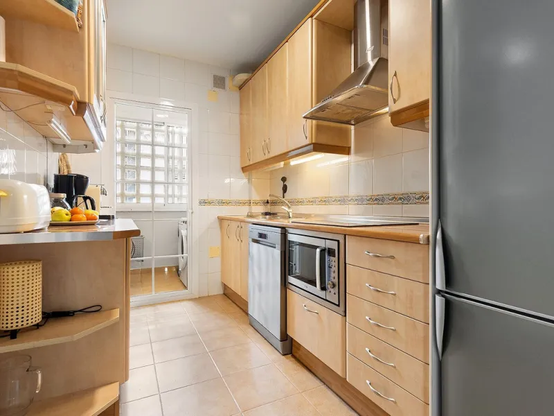 This recently refurbished and fully furnished apartment in La Carihuela, Torremolinos, boasts an unbeatable location just 300 metres from the beach and within easy walking distance of a wide range of restaurants, bars, shops, and supermarkets.