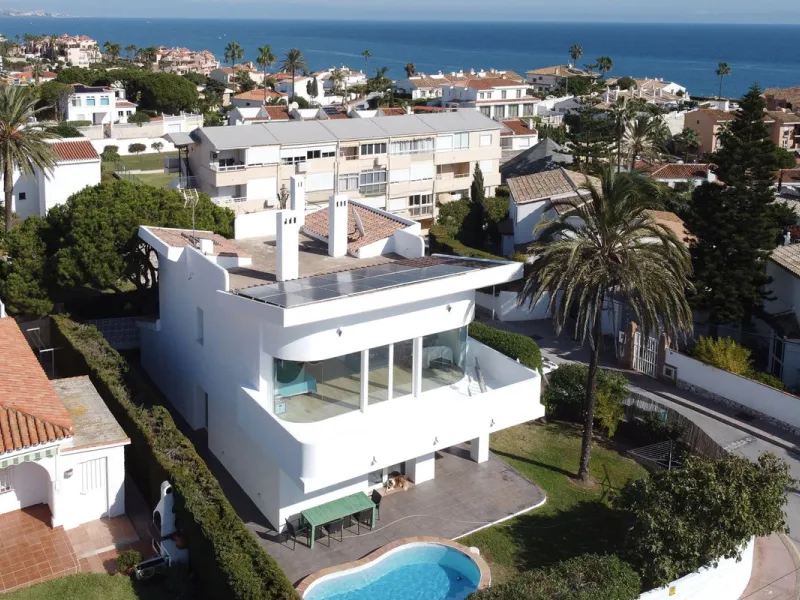 This modern villa has been recently renovated and sits in a fantastic location just 500 metres from the beach,  between La Cala de Mijas and Fuengirola. The home has a bright, contemporary feel throughout, with large windows that open onto the garden and 