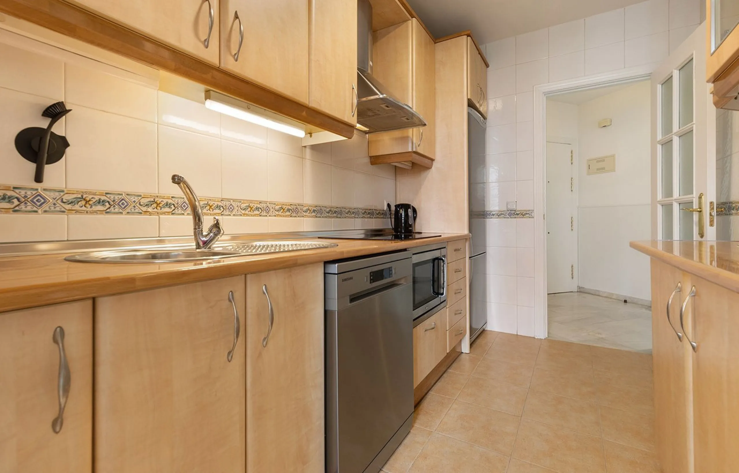 This recently refurbished and fully furnished apartment in La Carihuela, Torremolinos, boasts an unbeatable location just 300 metres from the beach and within easy walking distance of a wide range of restaurants, bars, shops, and supermarkets.
