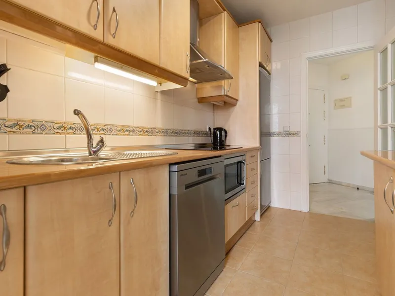 This recently refurbished and fully furnished apartment in La Carihuela, Torremolinos, boasts an unbeatable location just 300 metres from the beach and within easy walking distance of a wide range of restaurants, bars, shops, and supermarkets.