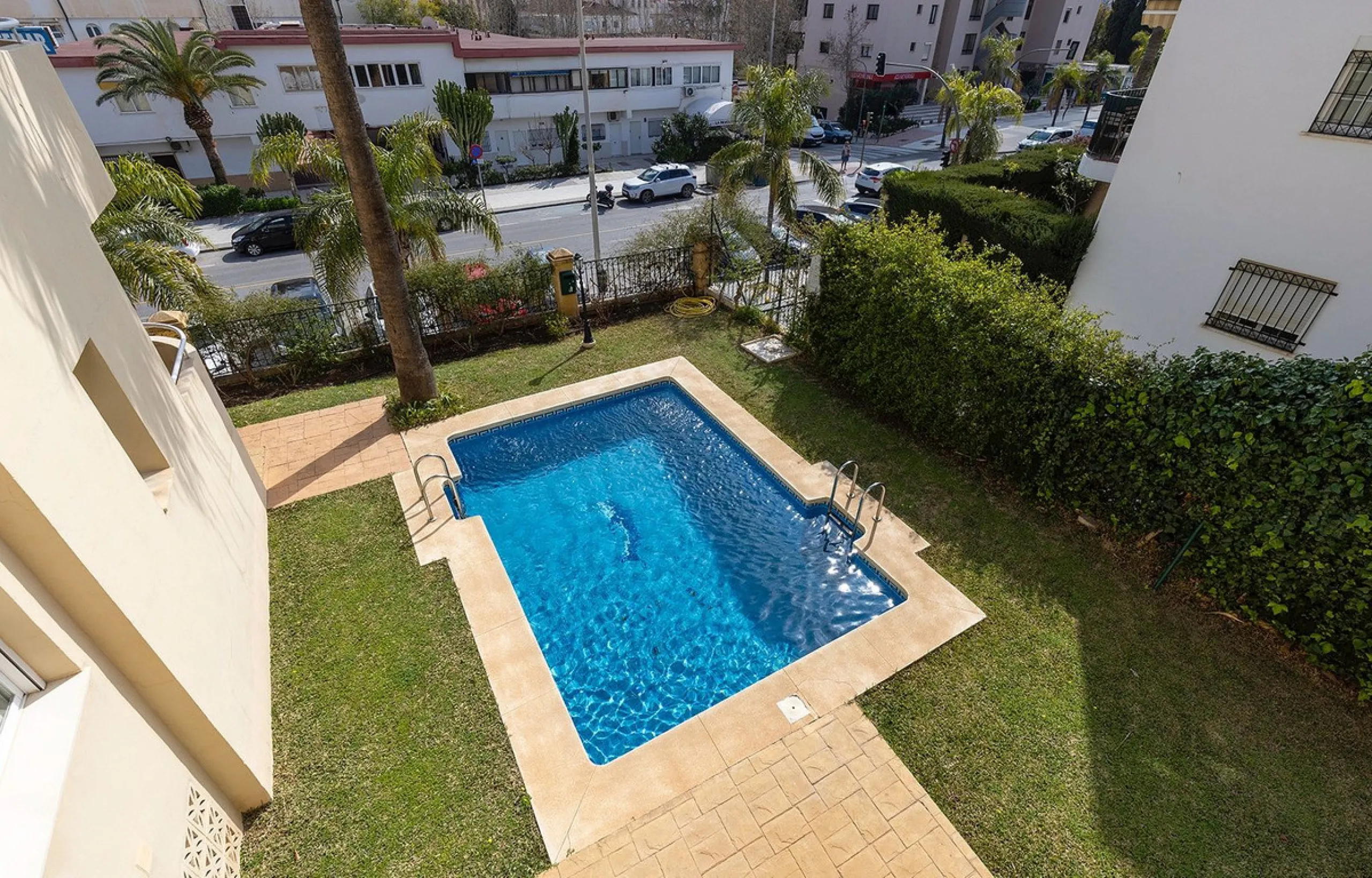 This recently refurbished and fully furnished apartment in La Carihuela, Torremolinos, boasts an unbeatable location just 300 metres from the beach and within easy walking distance of a wide range of restaurants, bars, shops, and supermarkets.