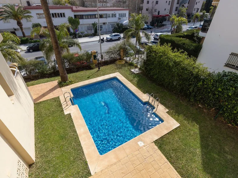 This recently refurbished and fully furnished apartment in La Carihuela, Torremolinos, boasts an unbeatable location just 300 metres from the beach and within easy walking distance of a wide range of restaurants, bars, shops, and supermarkets.