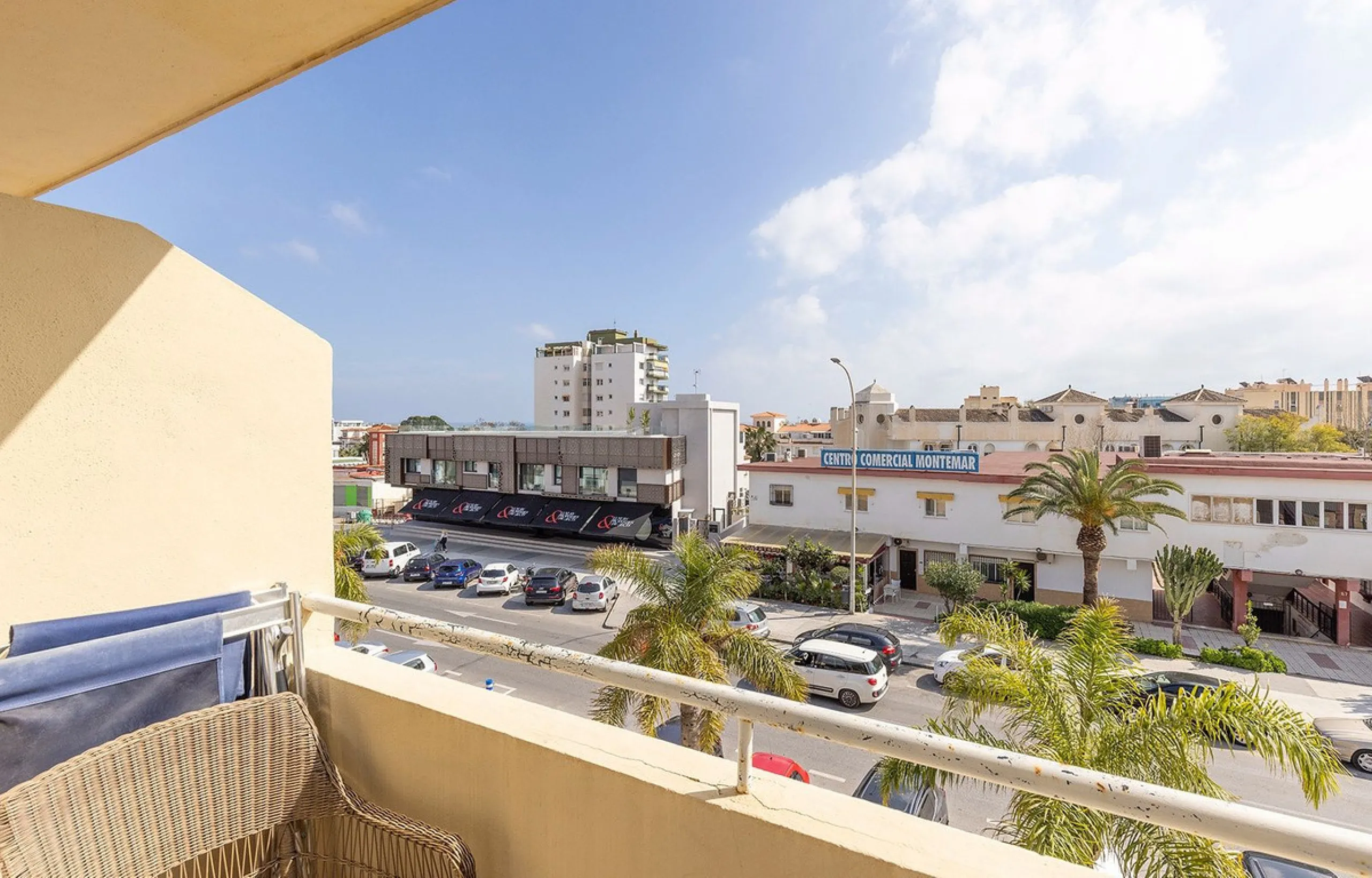 This recently refurbished and fully furnished apartment in La Carihuela, Torremolinos, boasts an unbeatable location just 300 metres from the beach and within easy walking distance of a wide range of restaurants, bars, shops, and supermarkets.