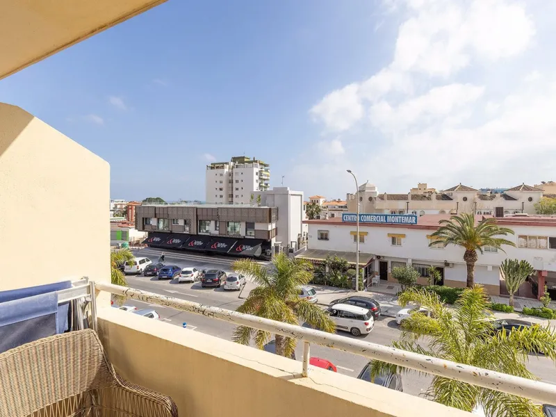 This recently refurbished and fully furnished apartment in La Carihuela, Torremolinos, boasts an unbeatable location just 300 metres from the beach and within easy walking distance of a wide range of restaurants, bars, shops, and supermarkets.