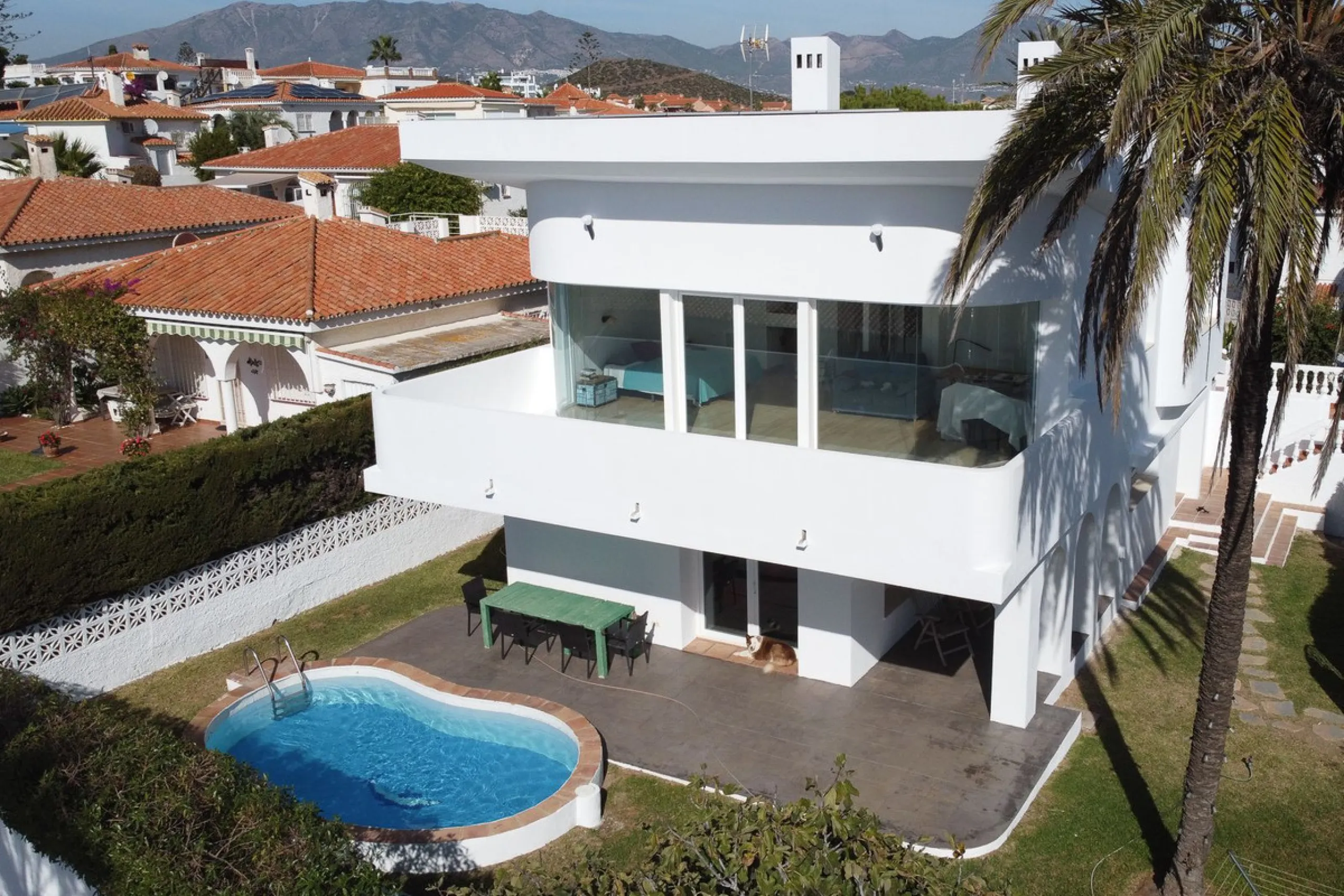 This modern villa has been recently renovated and sits in a fantastic location just 500 metres from the beach,  between La Cala de Mijas and Fuengirola. The home has a bright, contemporary feel throughout, with large windows that open onto the garden and 