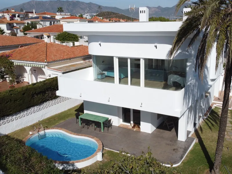 This modern villa has been recently renovated and sits in a fantastic location just 500 metres from the beach,  between La Cala de Mijas and Fuengirola. The home has a bright, contemporary feel throughout, with large windows that open onto the garden and 