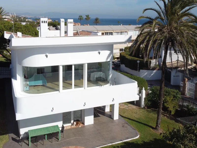 This modern villa has been recently renovated and sits in a fantastic location just 500 metres from the beach,  between La Cala de Mijas and Fuengirola. The home has a bright, contemporary feel throughout, with large windows that open onto the garden and 