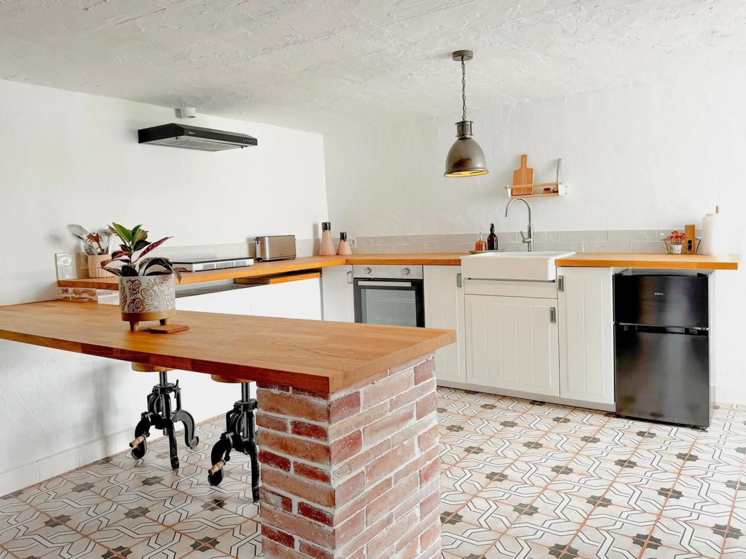 Situated in one of Nerja's most desirable residential areas, this exceptional villa enjoys the best of both worlds - peaceful countryside surroundings with spectacular sea views, while remaining just minutes from the heart of town. Located only 750m from 