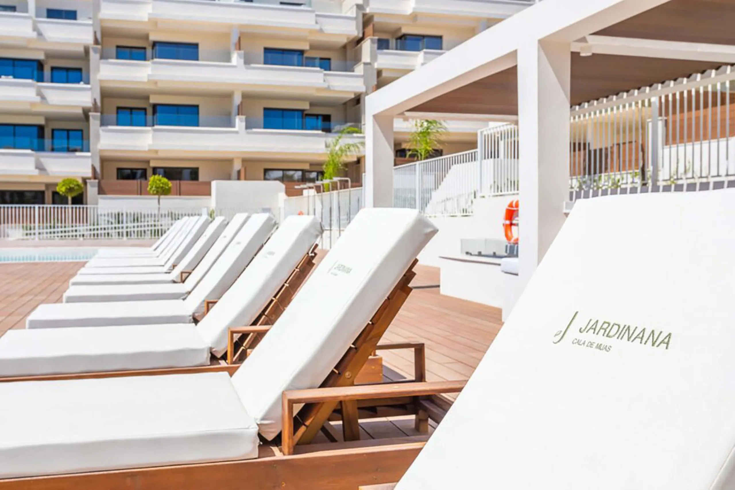 YOUR SECOND HOME AWAITS YOU! Discover refined Mediterranean living in this stylish contemporary apartment in the highly desirable area of Cala de Mijas, Mijas Costa. Nestled within an exclusive gated community (2021)and just a short stroll from the vibran